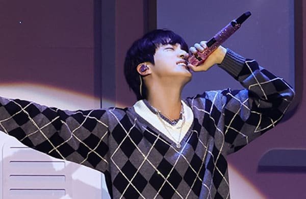 Jin Soek magical performance at concert
