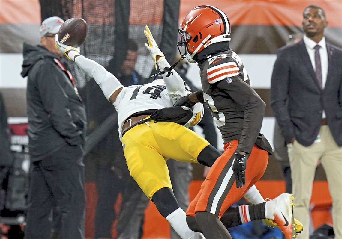 George Pickens making an acrobatic sideline catch with Steelers