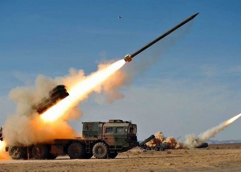 Pakistan military officials during Fatah missile test