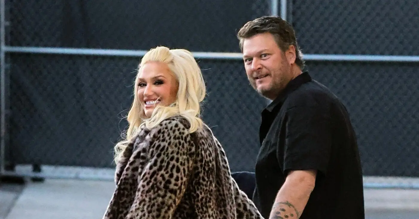 Gwen Stefani and Blake Shelton behind the scenes on The Voice 2015