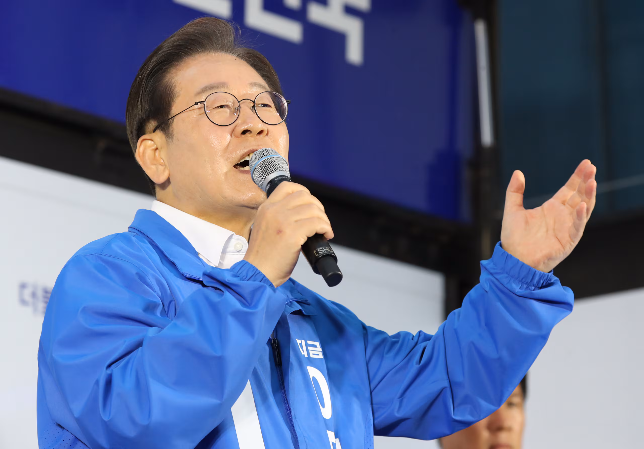 Lee Jae-myung campaigning in Seongnam as mayor