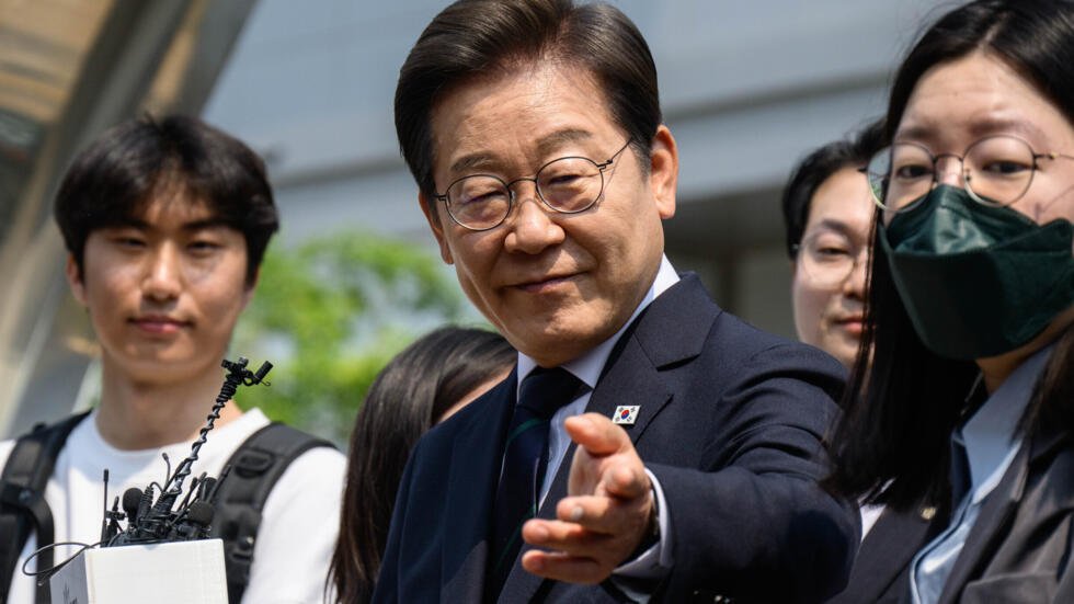 Lee Jae-myung helping poor citizens as a lawyer